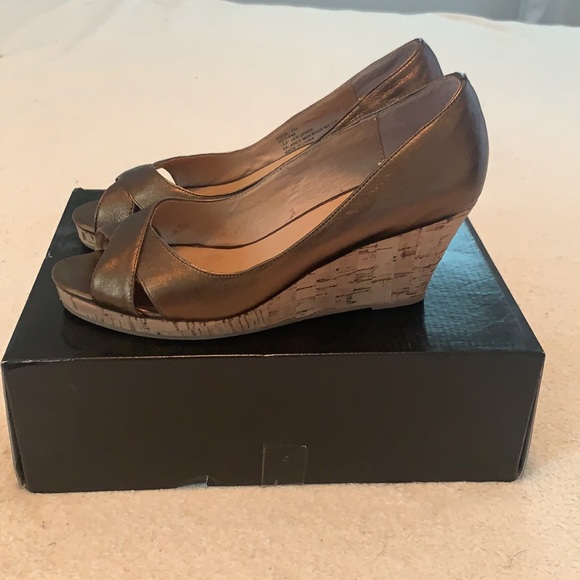Colin Stuart brass colored peep toe wedge - Picture 4 of 6